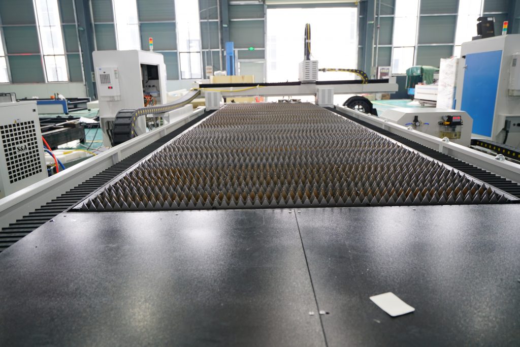 स्टेनलेस अॅल्युमिनियमसाठी उत्कृष्ट कडकपणा स्टील शीट मेटल फायबर लेसर कटिंग मशीन